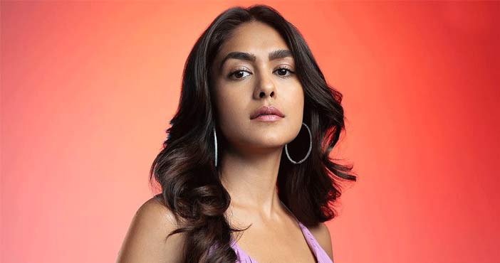 Mrunal Thakur: ఆ విషయం ఆలోచిస్తే భయంగా ఉంటుంది 3 Mrunal thakur interesting c Mrunal Thakur,Family Star,Vijay Devarakonda,Mrunal Thakur latest interview