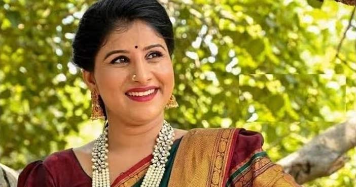 Singer mangli met with car