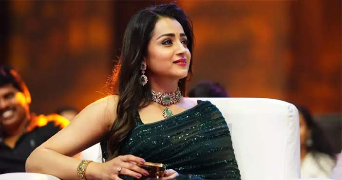 Trisha: డబుల్ రోల్.. థాంక్యూ చిరు సార్! 1 Trisha in double role in Vi