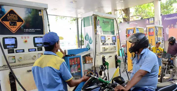 Vijayawada Blade Batch: బెదిరిపోతున్న పెట్రోలు బంక్ యజమానులు 1 Vijayawada Blade Batch