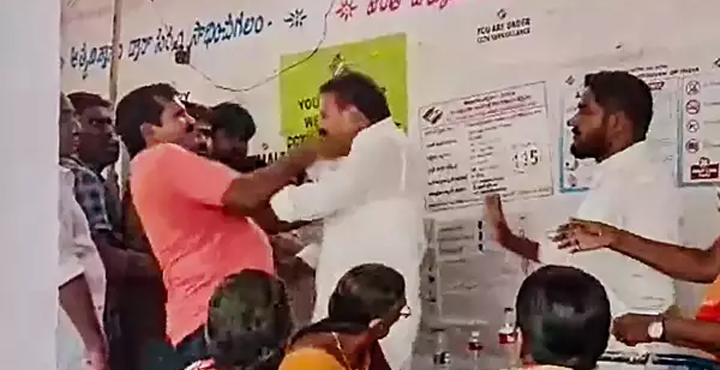 AP Election 2024: YSRCP leader engaged in a slapping battle with a voter 1 ap YSRCP leader,slapping battle